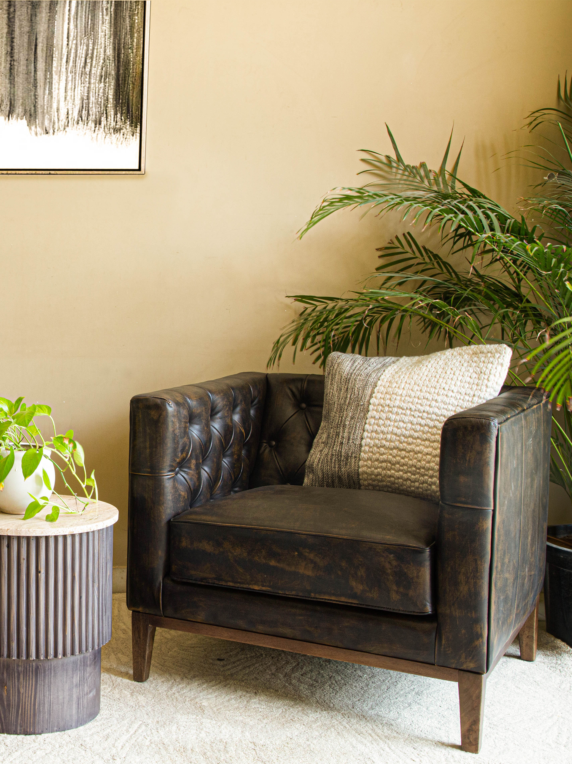 Classic tufted accent chair for living room decor