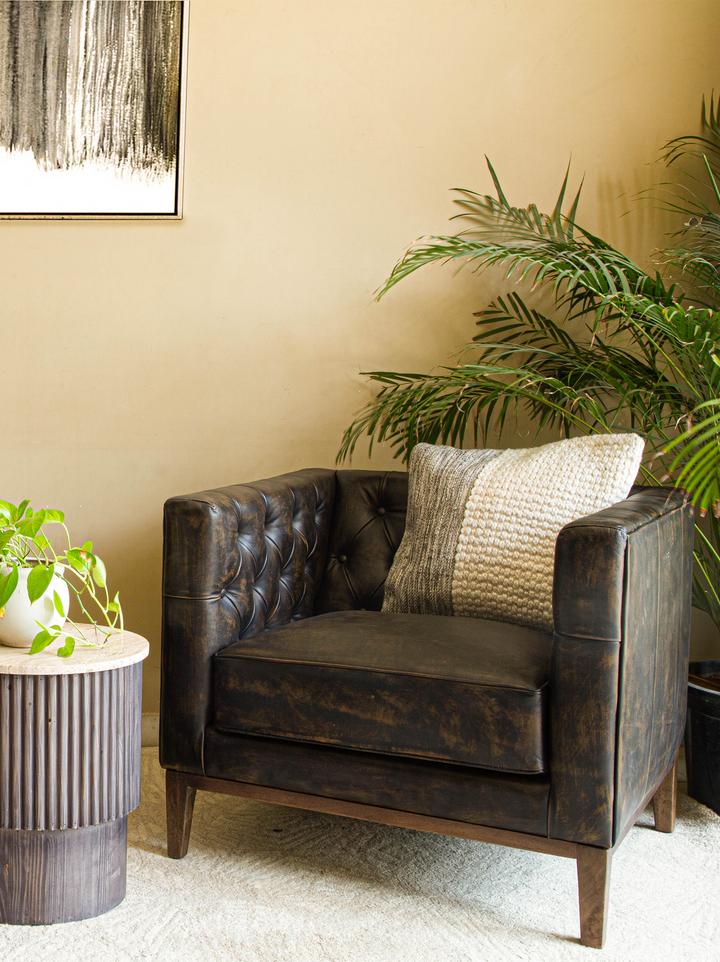 Classic tufted accent chair for living room decor